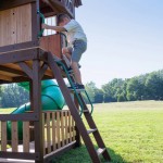 Complex Loc de Joaca SkyFort 3 din lemn de cedru - Centru de exterior multifunctional cu tobogan elicoidal si 3 nivele de joaca Sky Fort III Backyard Discovery  